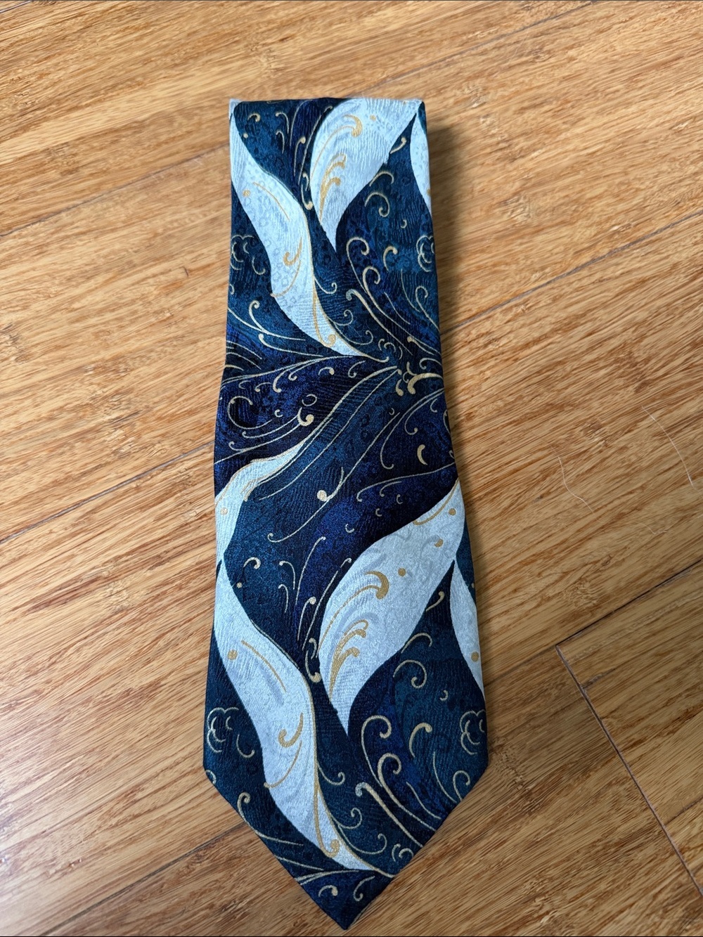 (14t)Bachrach Made in Italy 100% Silk Abstract Floral Scroll Necktie